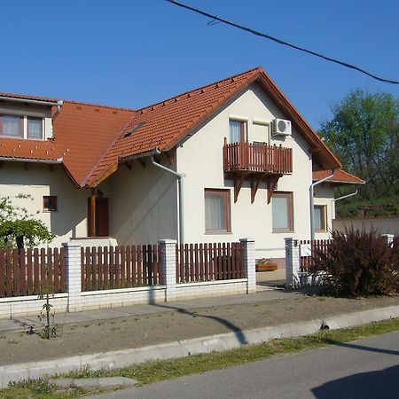 Csipkehaz Apartman Cserkeszőlő المظهر الخارجي الصورة