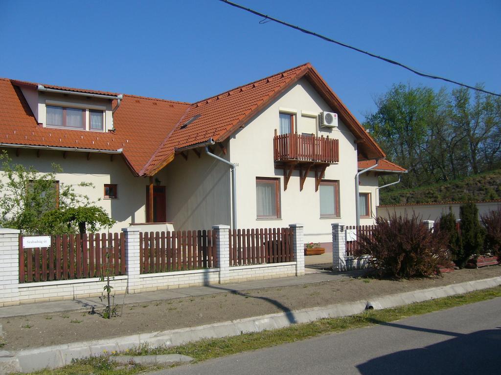 Csipkehaz Apartman Cserkeszőlő المظهر الخارجي الصورة